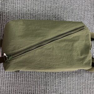 🍋 Lululemon Athletica Crossbody Bag